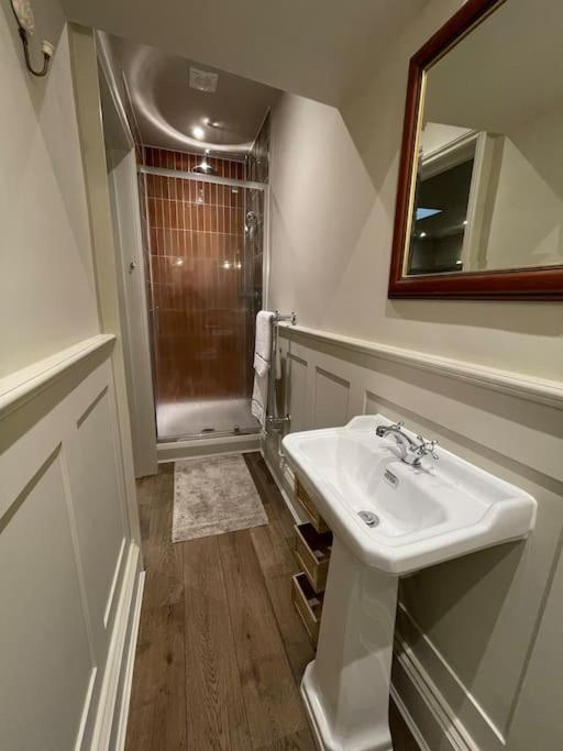 Peaceful Apartment In The Heart Of Frome Eksteriør billede