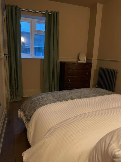Peaceful Apartment In The Heart Of Frome Eksteriør billede